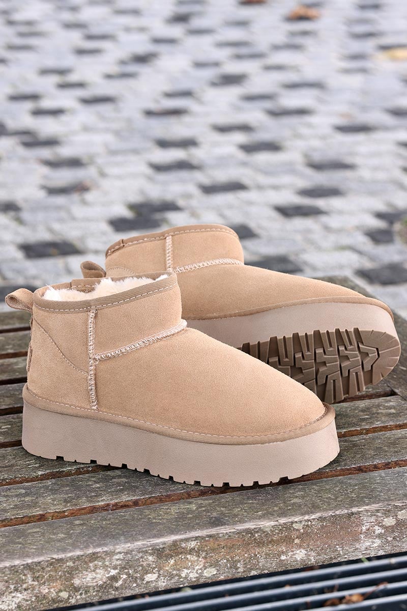 Bottes beige basses en cuir fourrées à plateforme