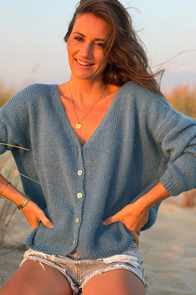 Gilet uni bleu jean en maille petits boutons nacres