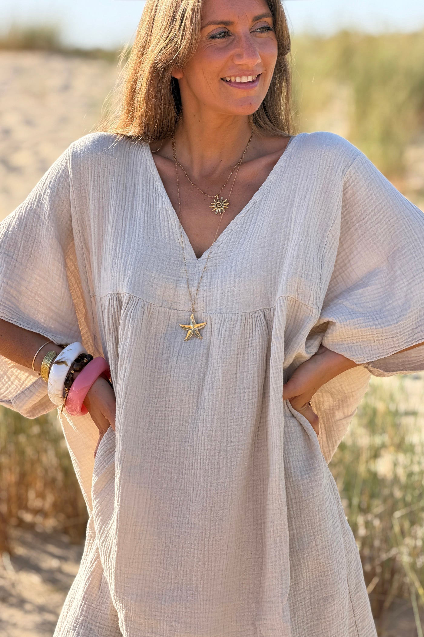 Robe beige large en gaze de coton col v