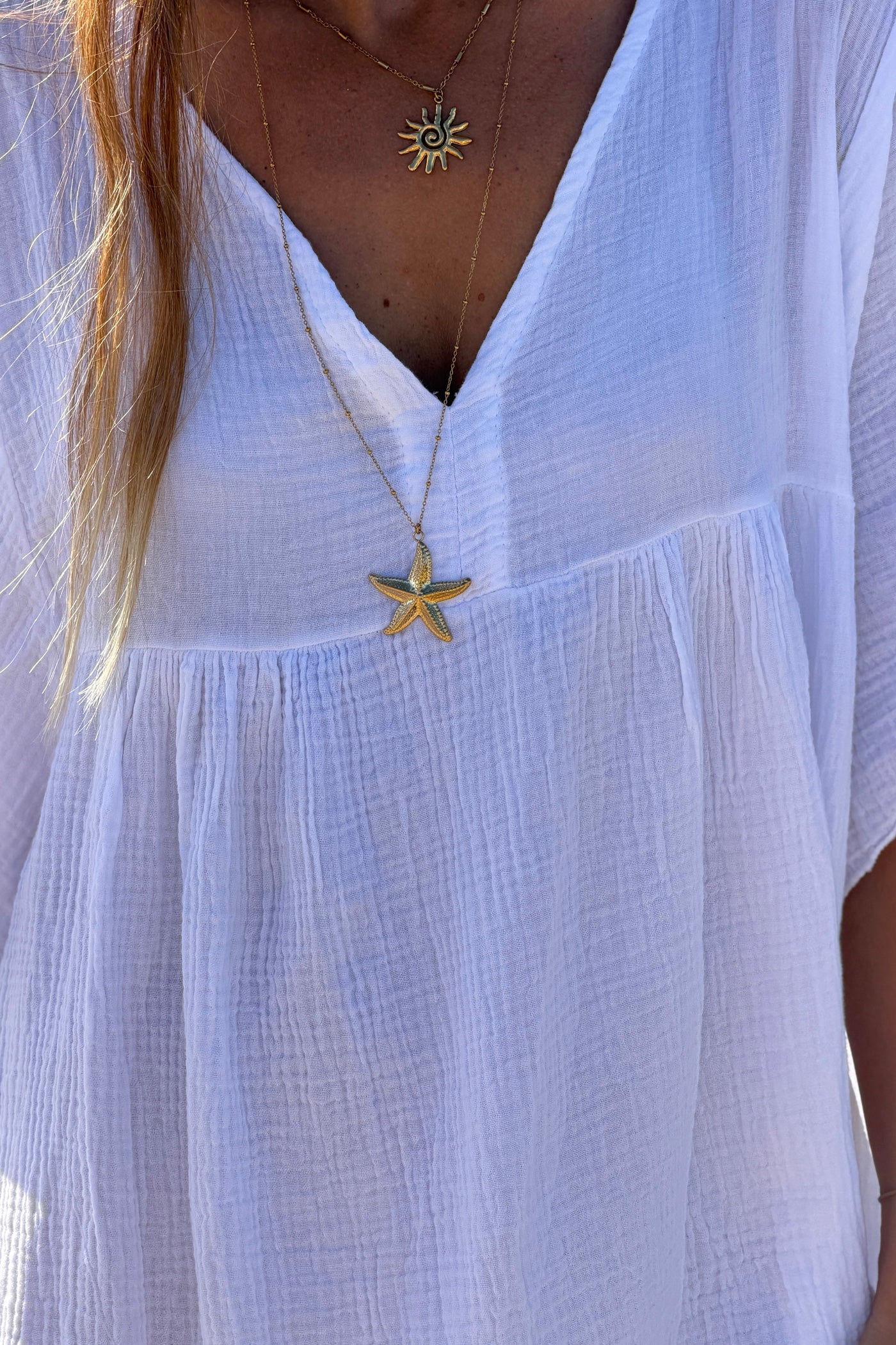 Robe blanche large en gaze de coton col v