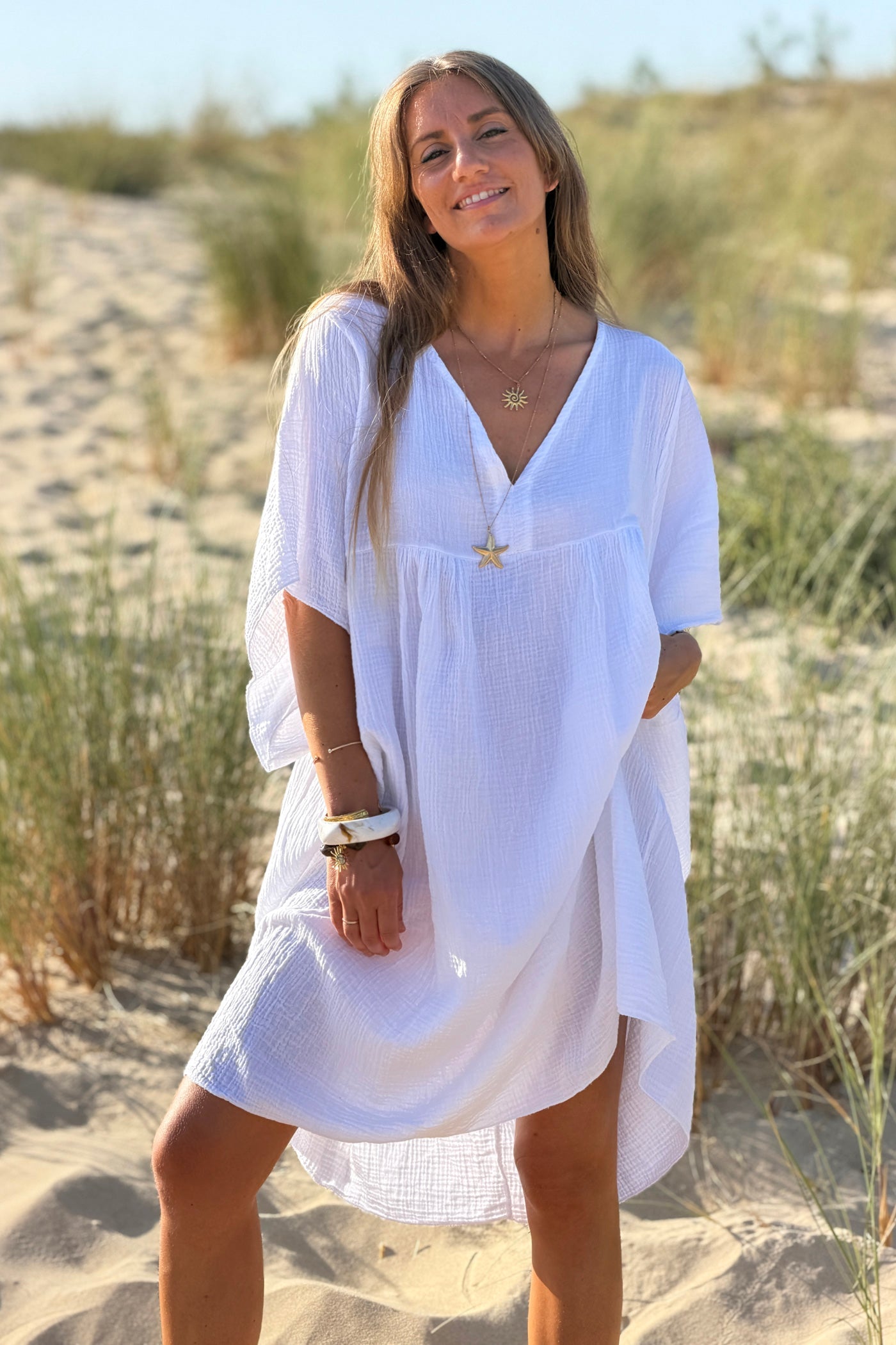 Robe blanche large en gaze de coton col v