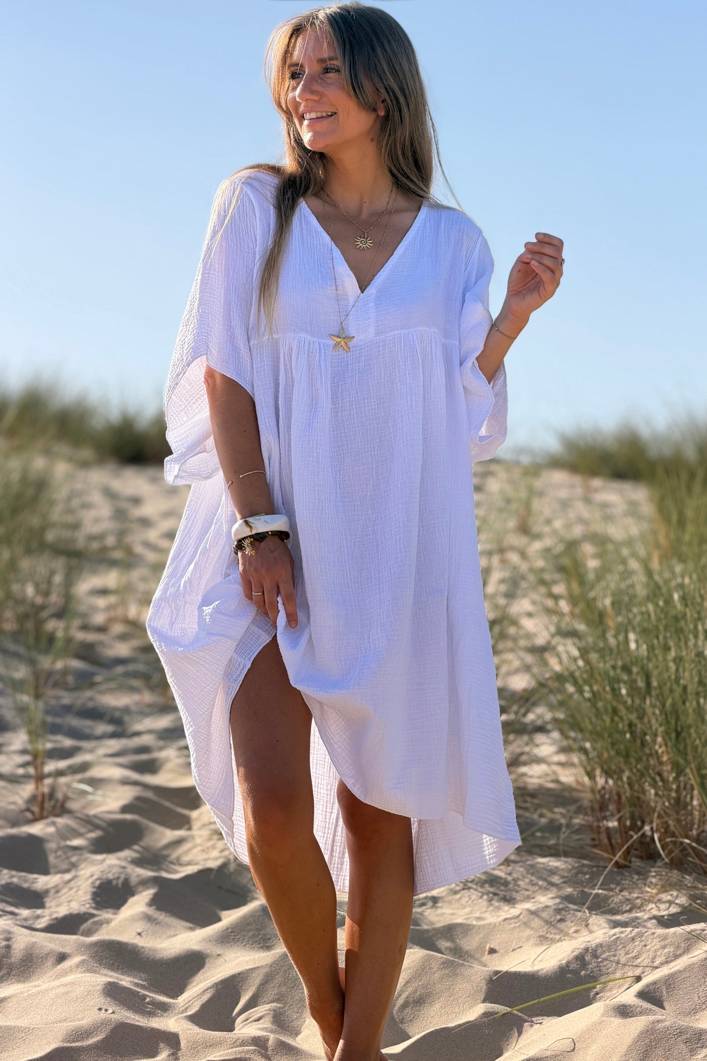 Robe blanche large en gaze de coton col v