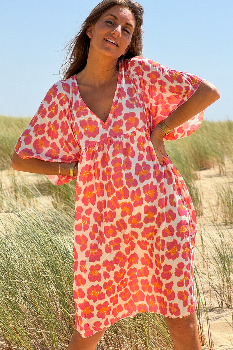 Robe fluide blanche imprimé léopard rose et orange col v manches looses
