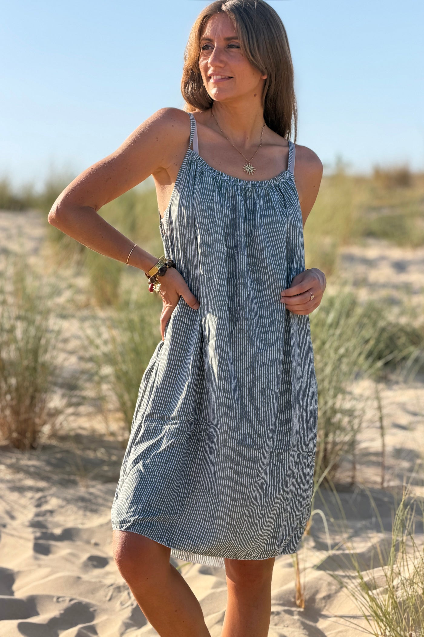 Robe fluide kaki à bretelles imprimé petites rayures col élastique
