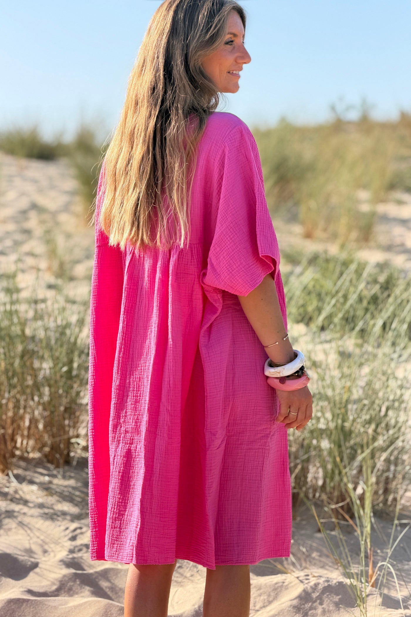 Robe fuchsia large en gaze de coton col v