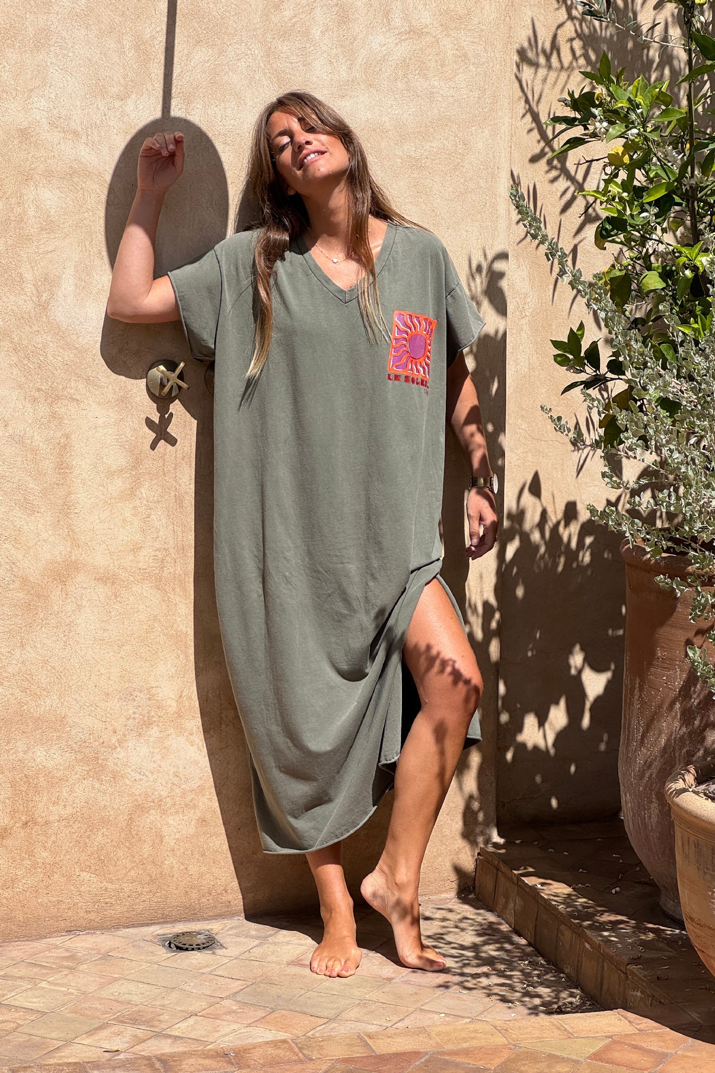 Robe longue confort kaki delavé en coton stretch col v imprimé le soleil