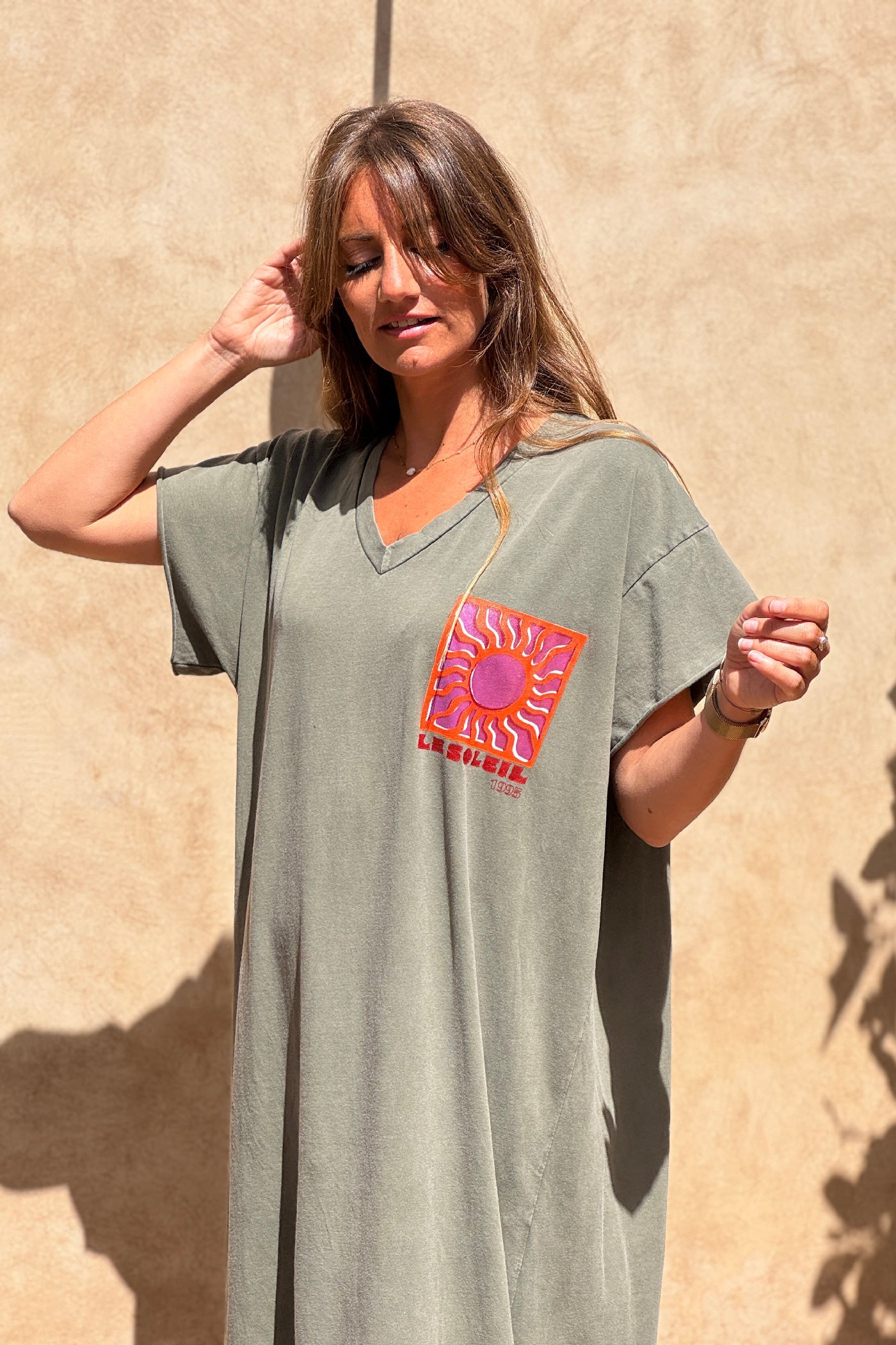 Robe longue confort kaki delavé en coton stretch col v imprimé le soleil