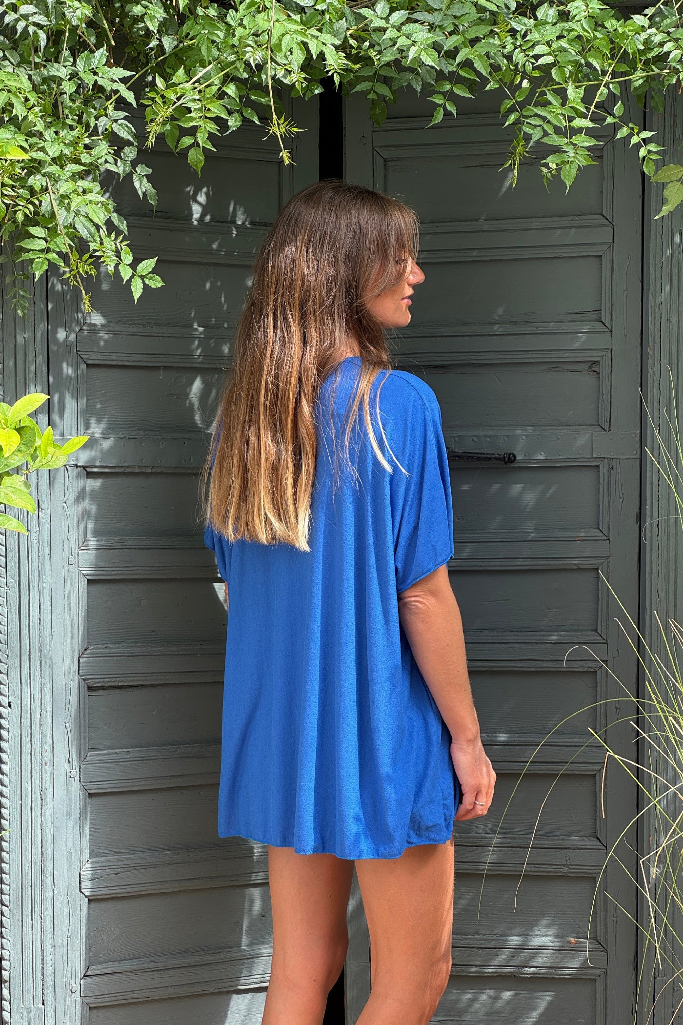 Top bleu roi fluide confort et stretch col v