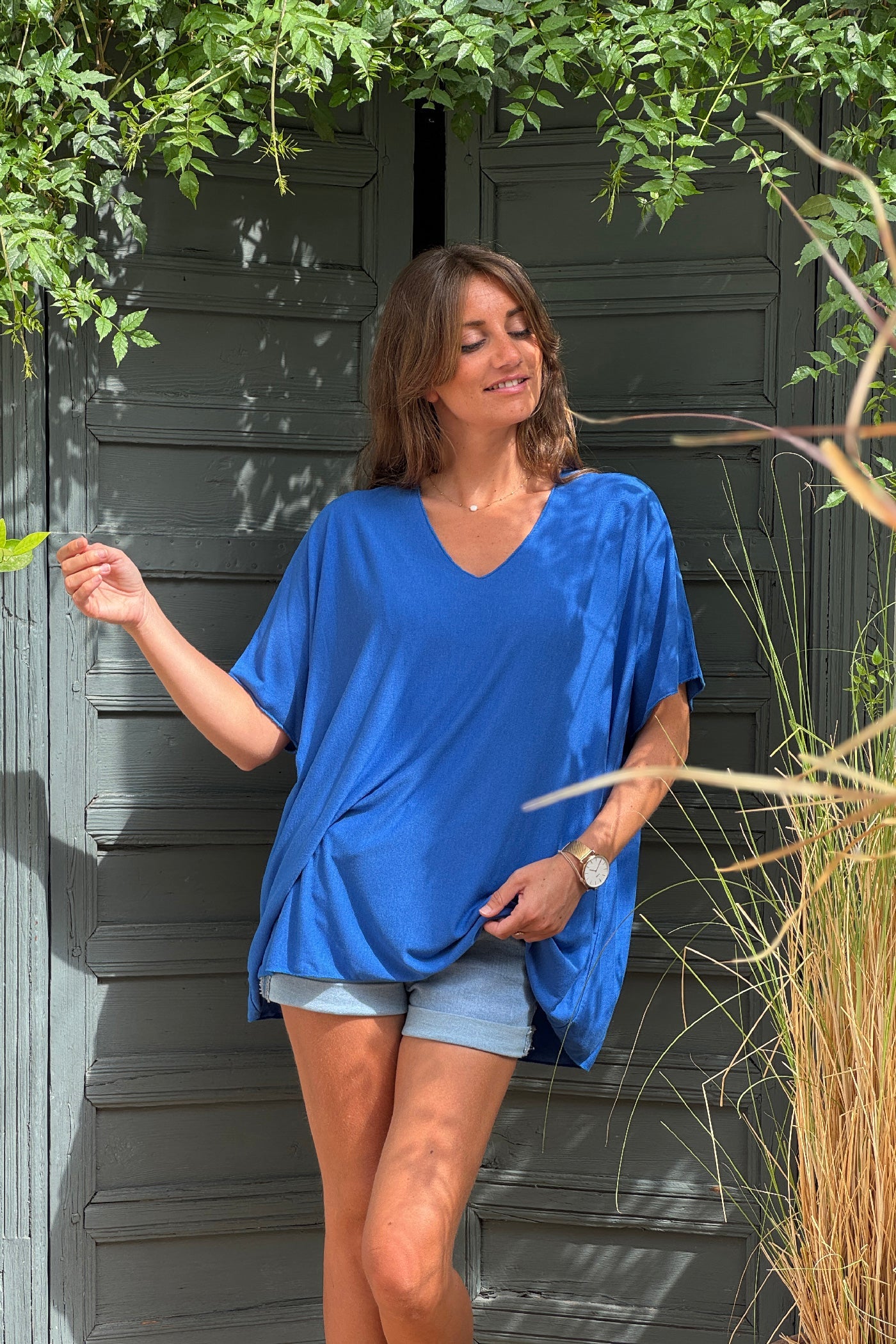 Top bleu roi fluide confort et stretch col v