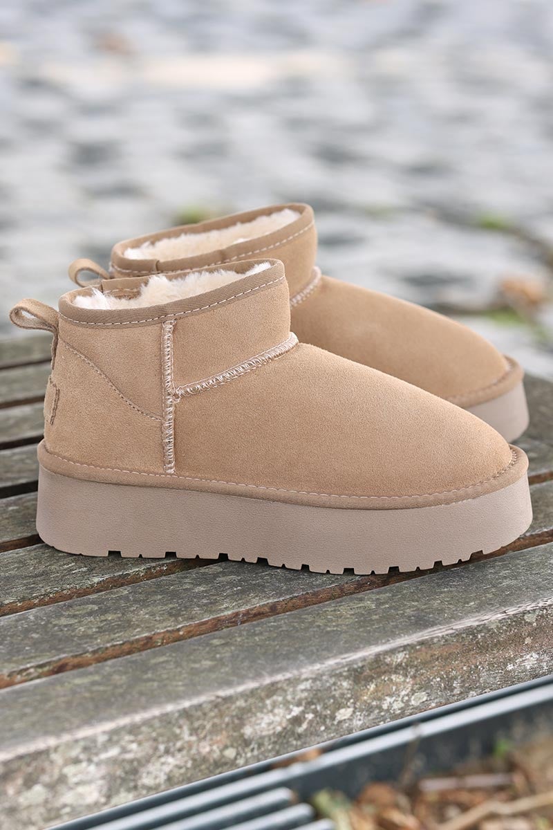 Bottes beige basses en cuir fourrées à plateforme