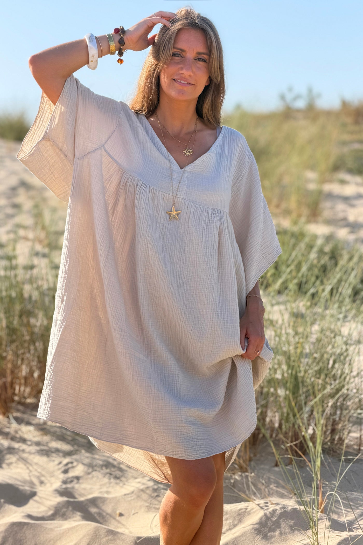 Robe beige large en gaze de coton col v