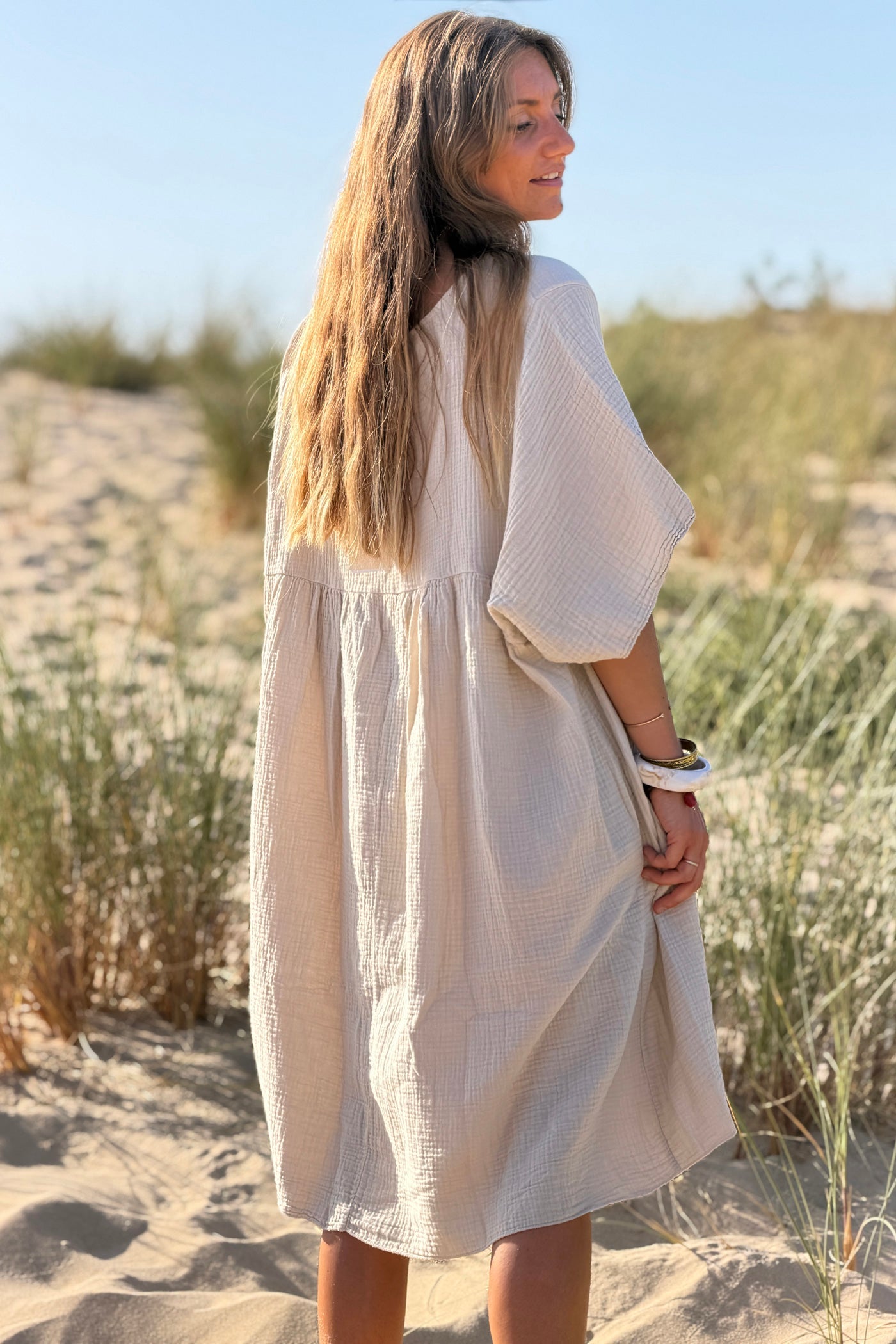 Robe beige large en gaze de coton col v
