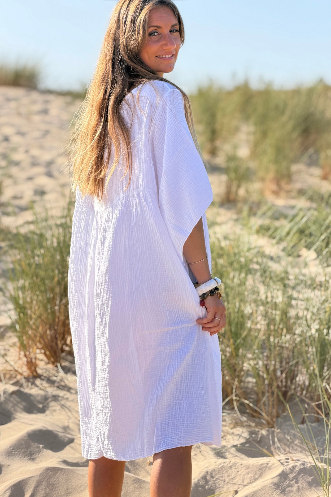 Robe blanche large en gaze de coton col v