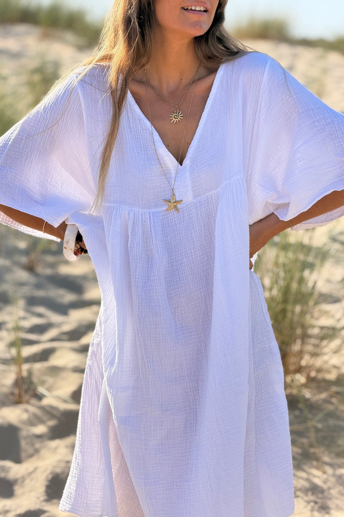 Robe blanche large en gaze de coton col v