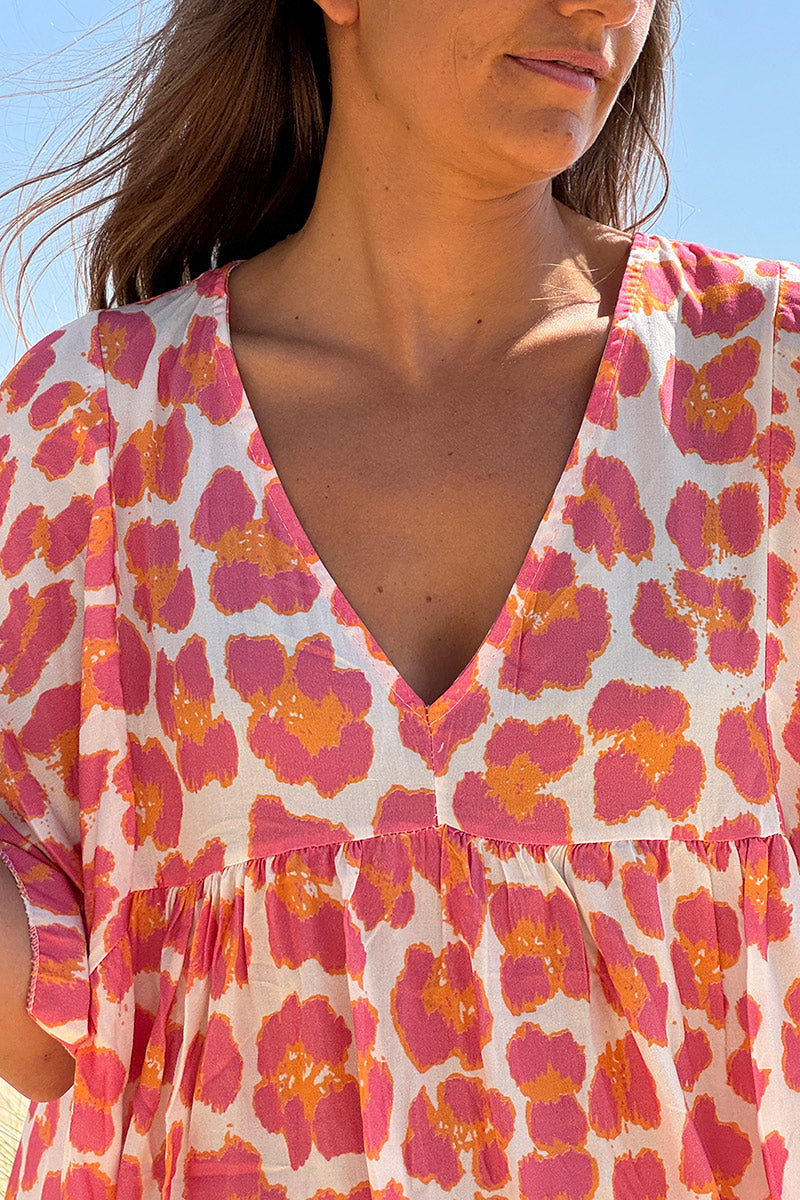 Robe fluide blanche imprimé léopard rose et orange col v manches looses