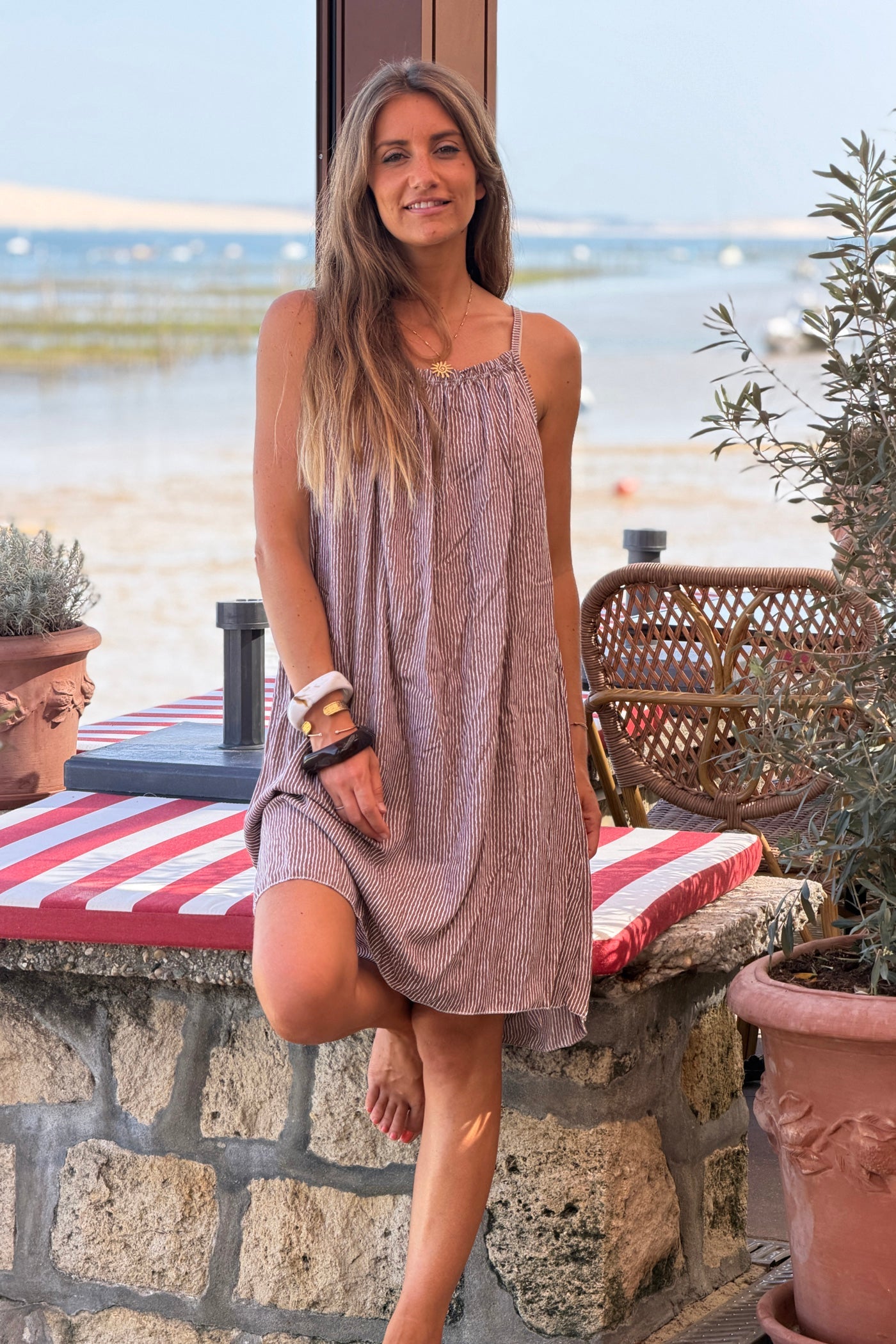 Robe fluide marron à bretelles imprimé petites rayures col élastique
