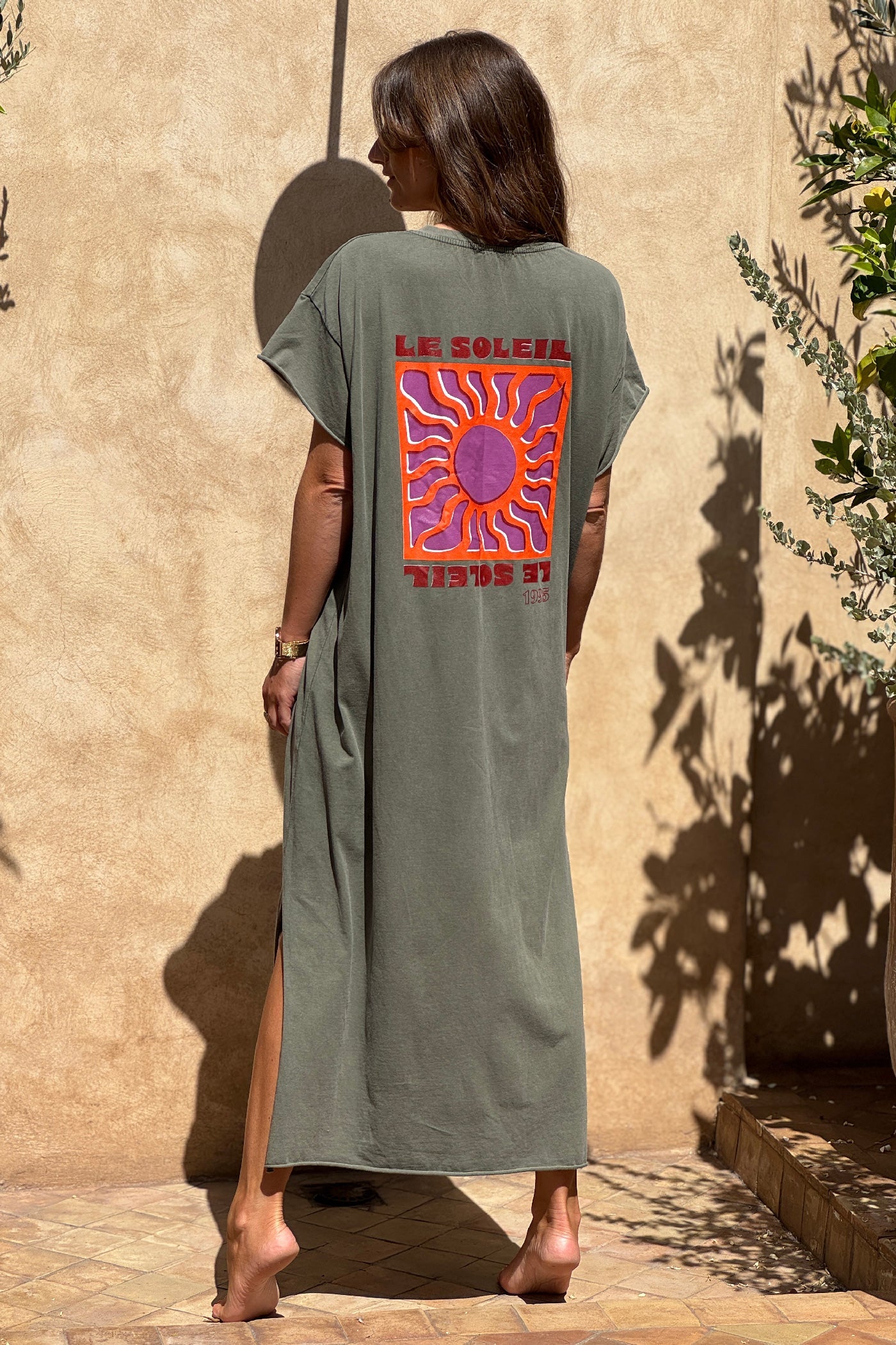 Robe longue confort kaki delavé en coton stretch col v imprimé le soleil