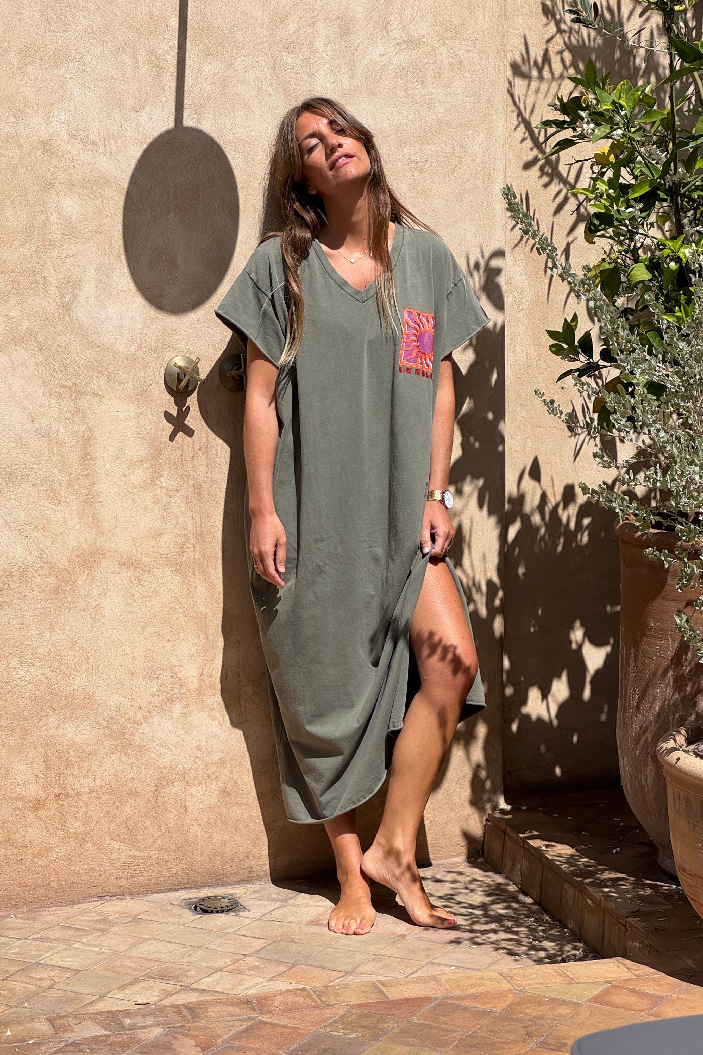 Robe longue confort kaki delavé en coton stretch col v imprimé le soleil
