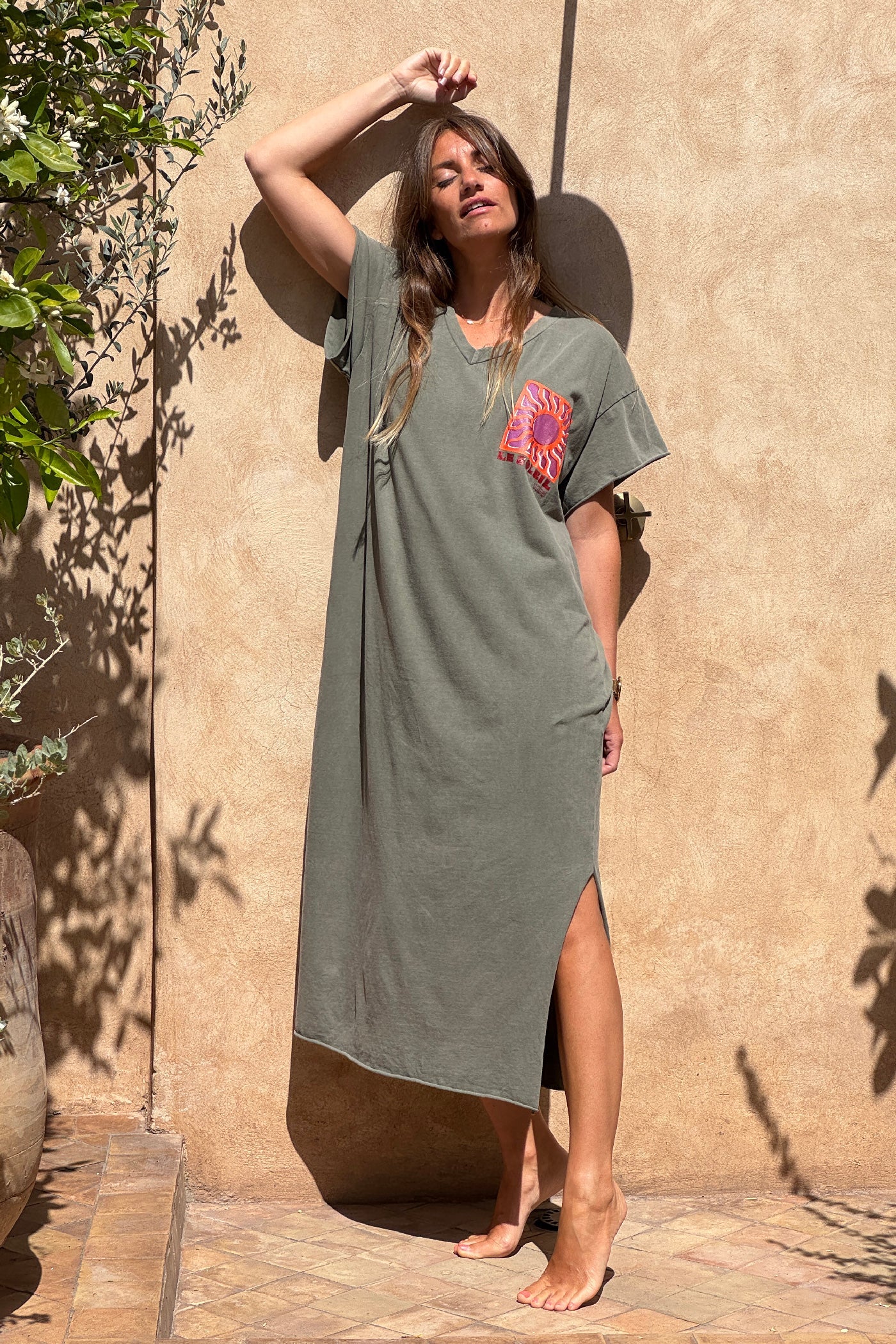 Robe longue confort kaki delavé en coton stretch col v imprimé le soleil