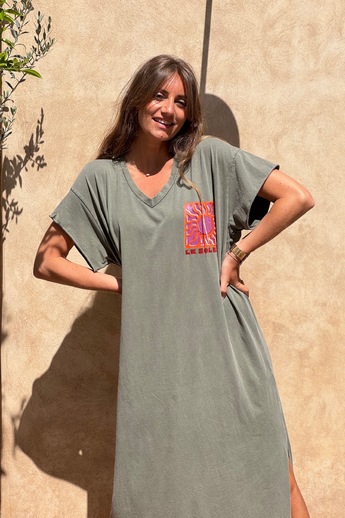 Robe longue confort kaki delavé en coton stretch col v imprimé le soleil