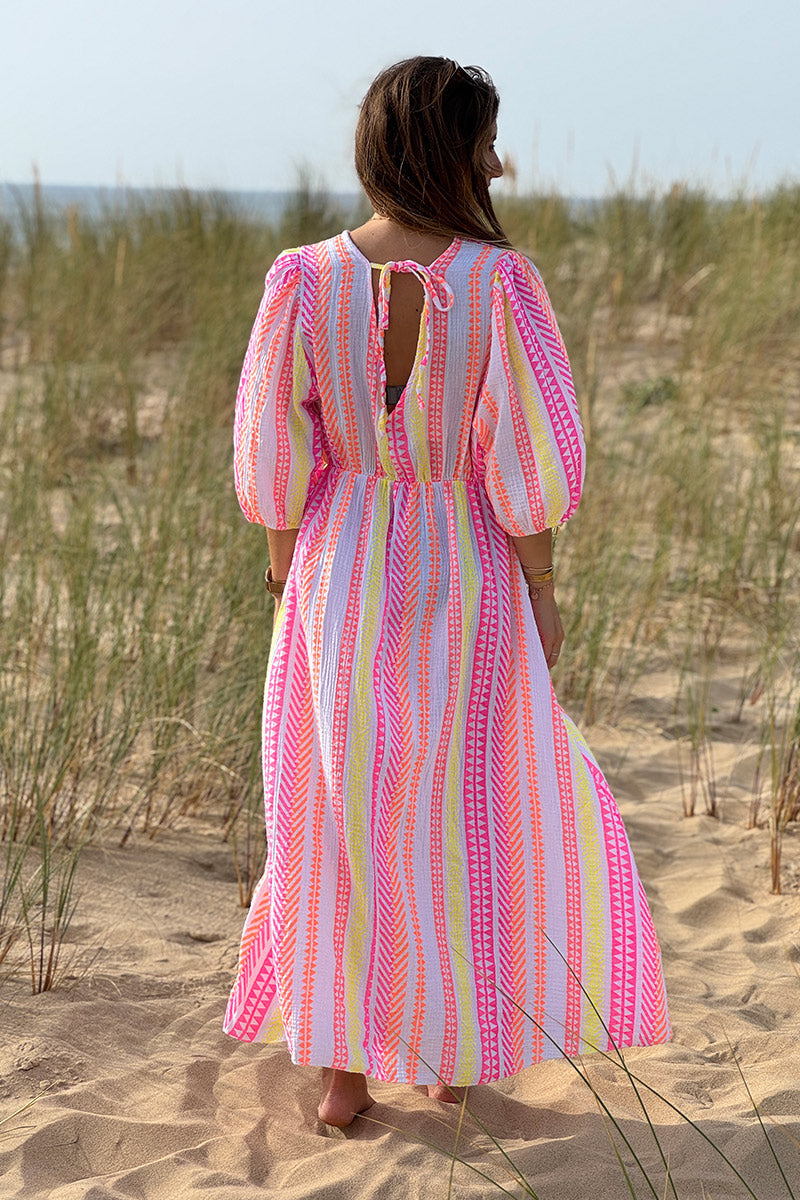Robe longue en gaze de coton imprimé ethnique orange rose et jaune col V