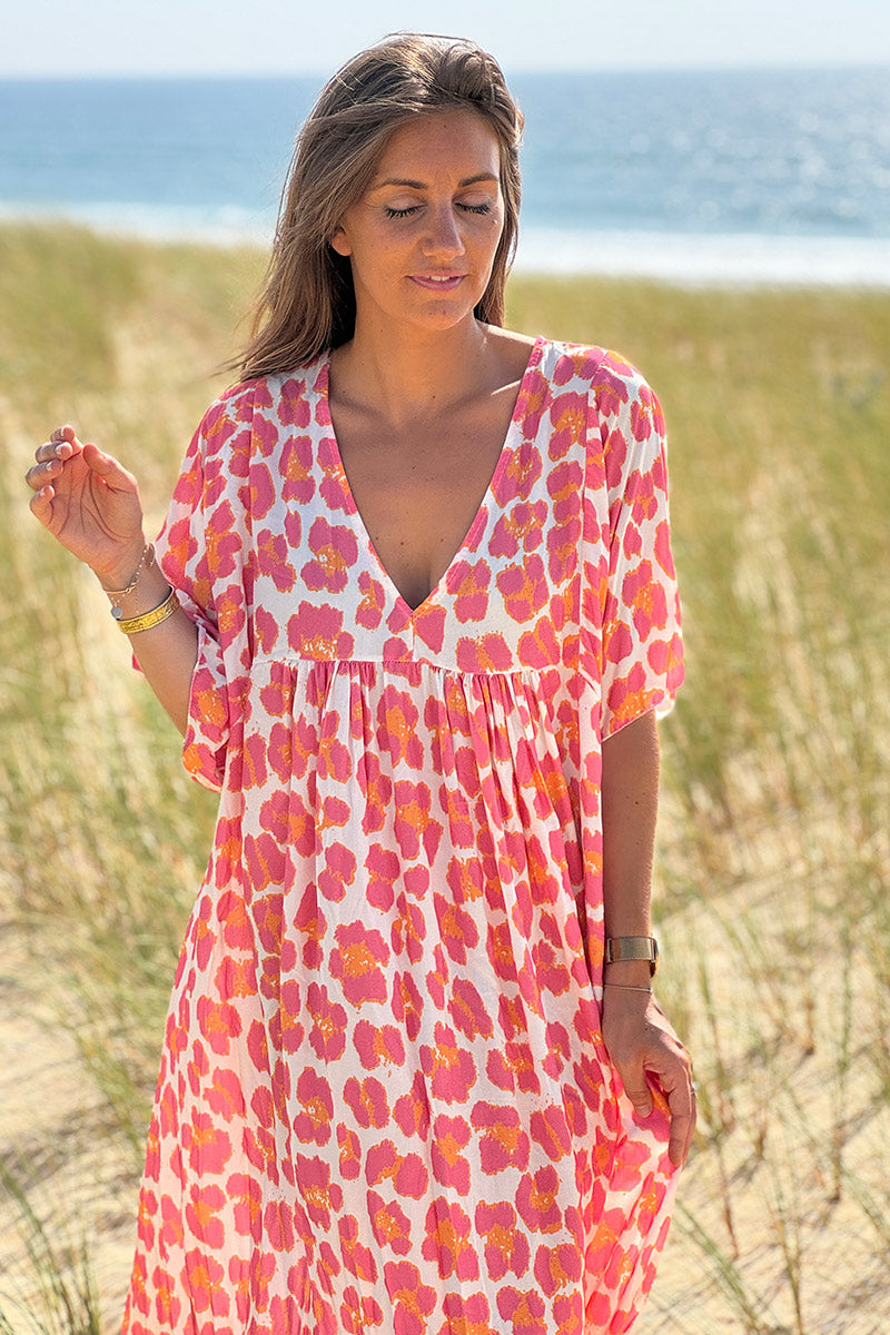 Robe longue fluide blanche imprime léopard rose et orange col v manches looses