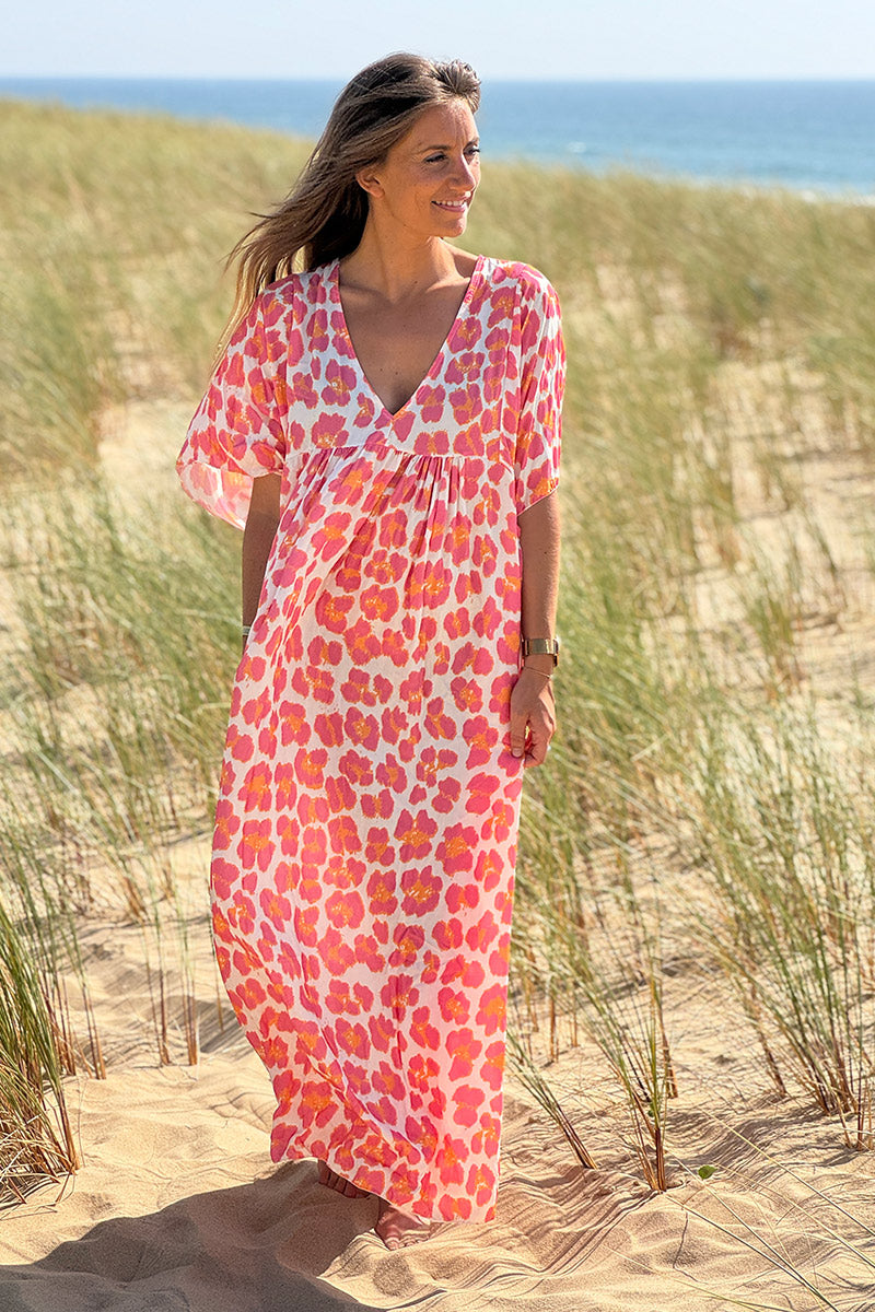 Robe longue fluide blanche imprime léopard rose et orange col v manches looses