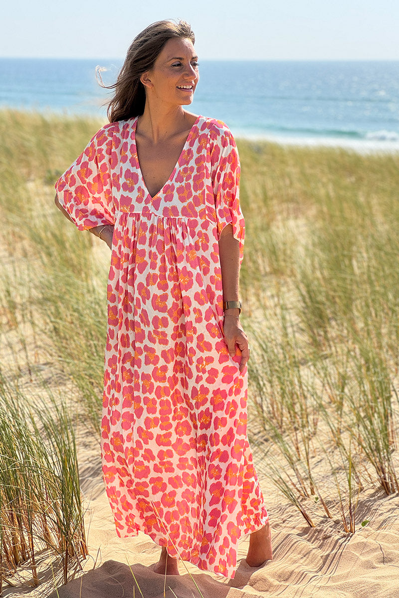 Robe longue fluide blanche imprime léopard rose et orange col v manches looses