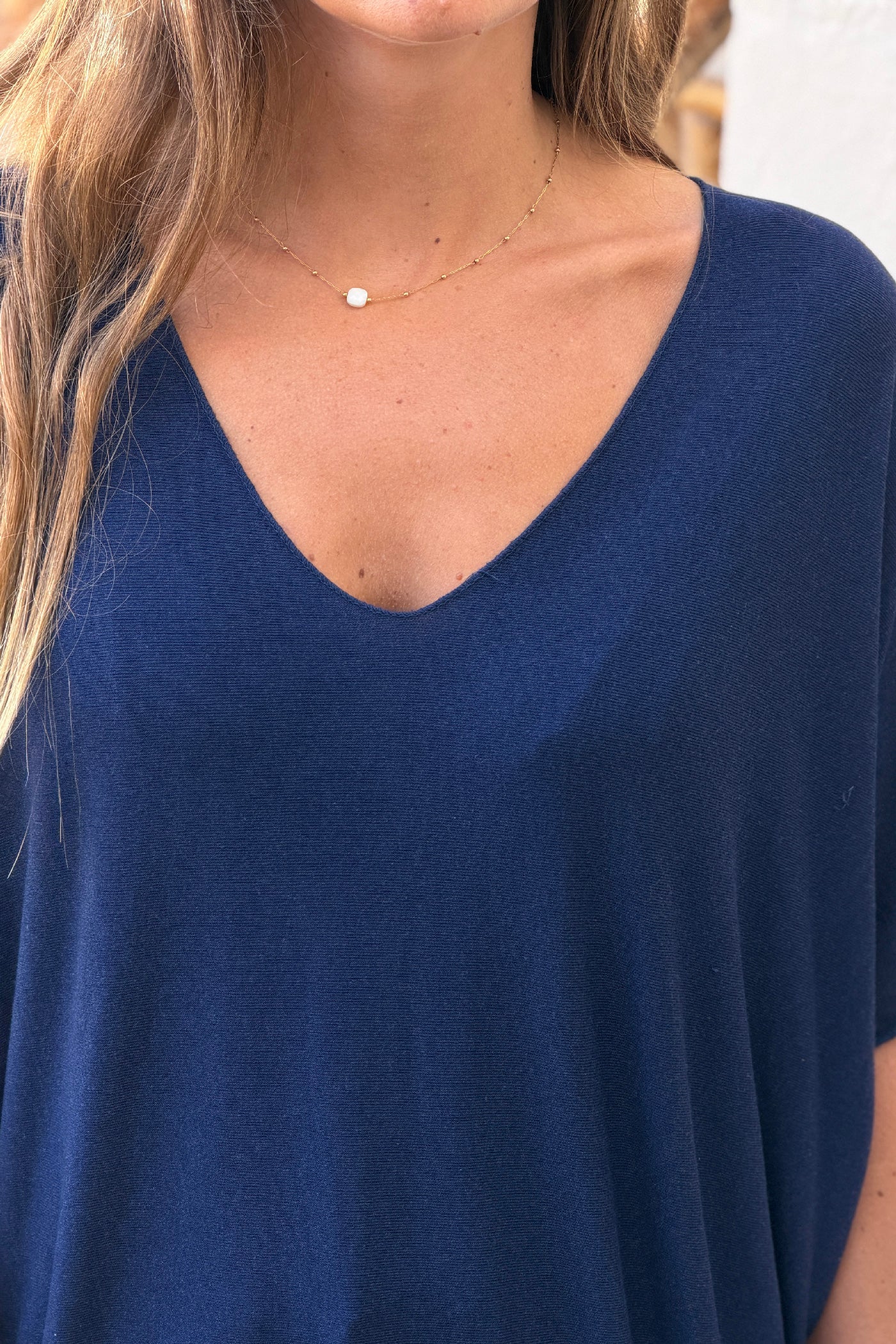 Top bleu marine fluide confort et stretch col V