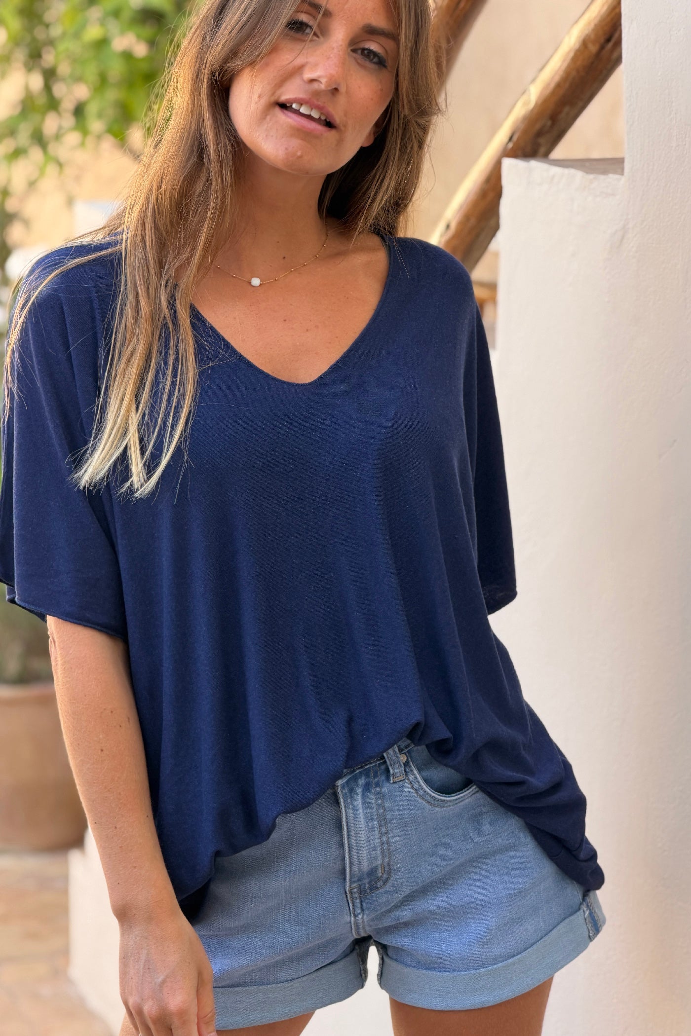 Top bleu marine fluide confort et stretch col V