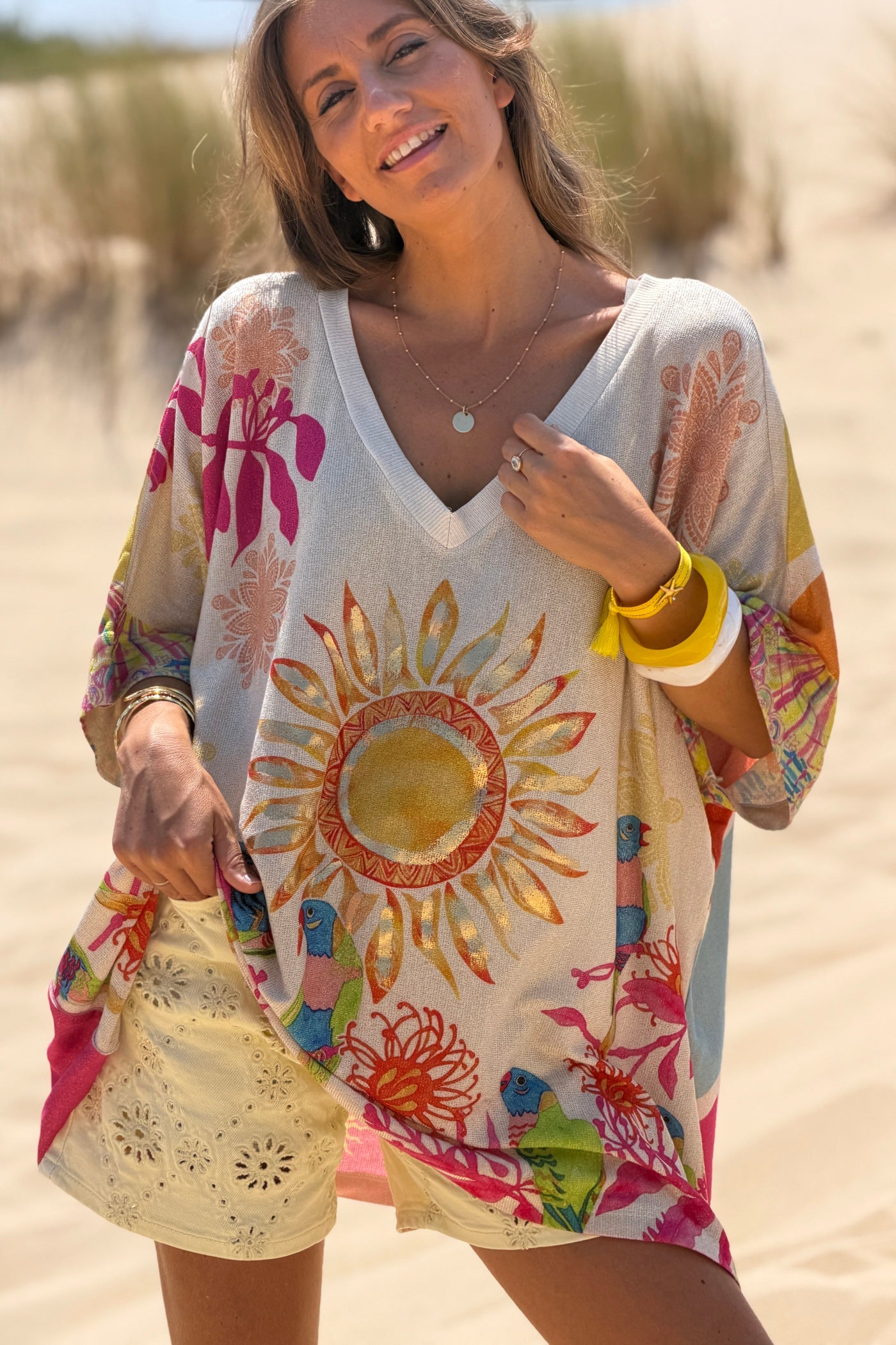 Top large beige brillant lurex imprimé soleil perroquets colores et mandala