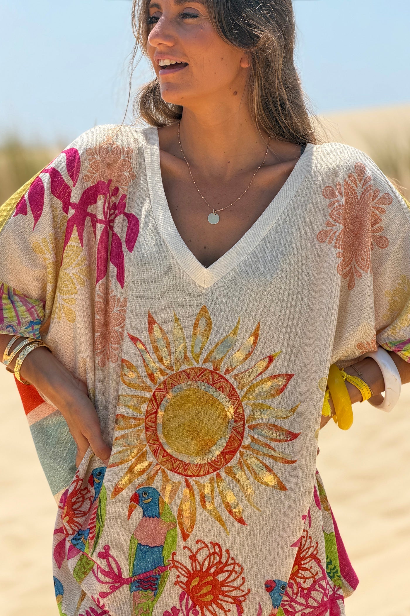Top large beige brillant lurex imprimé soleil perroquets colores et mandala