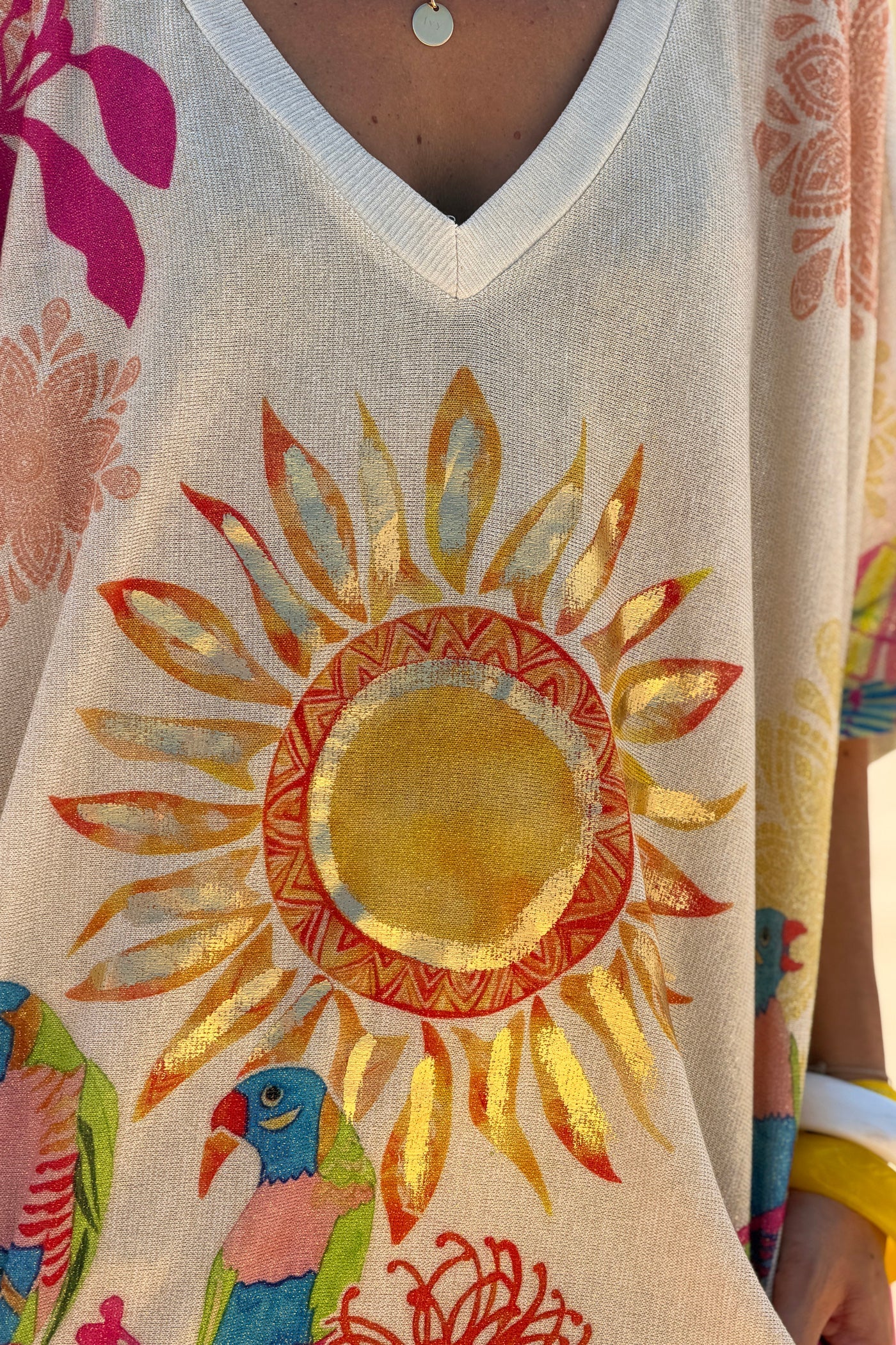 Top large beige brillant lurex imprimé soleil perroquets colores et mandala