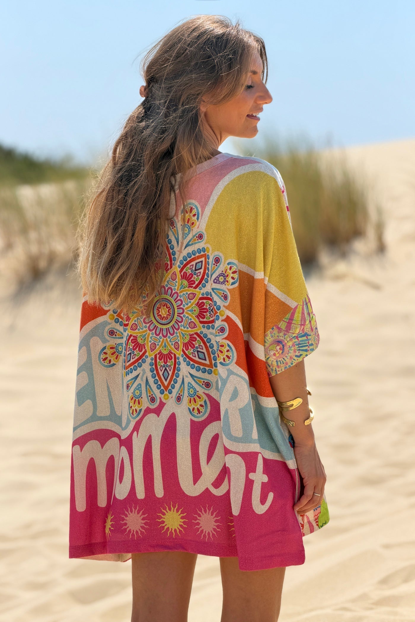 Top large beige brillant lurex imprimé soleil perroquets colores et mandala